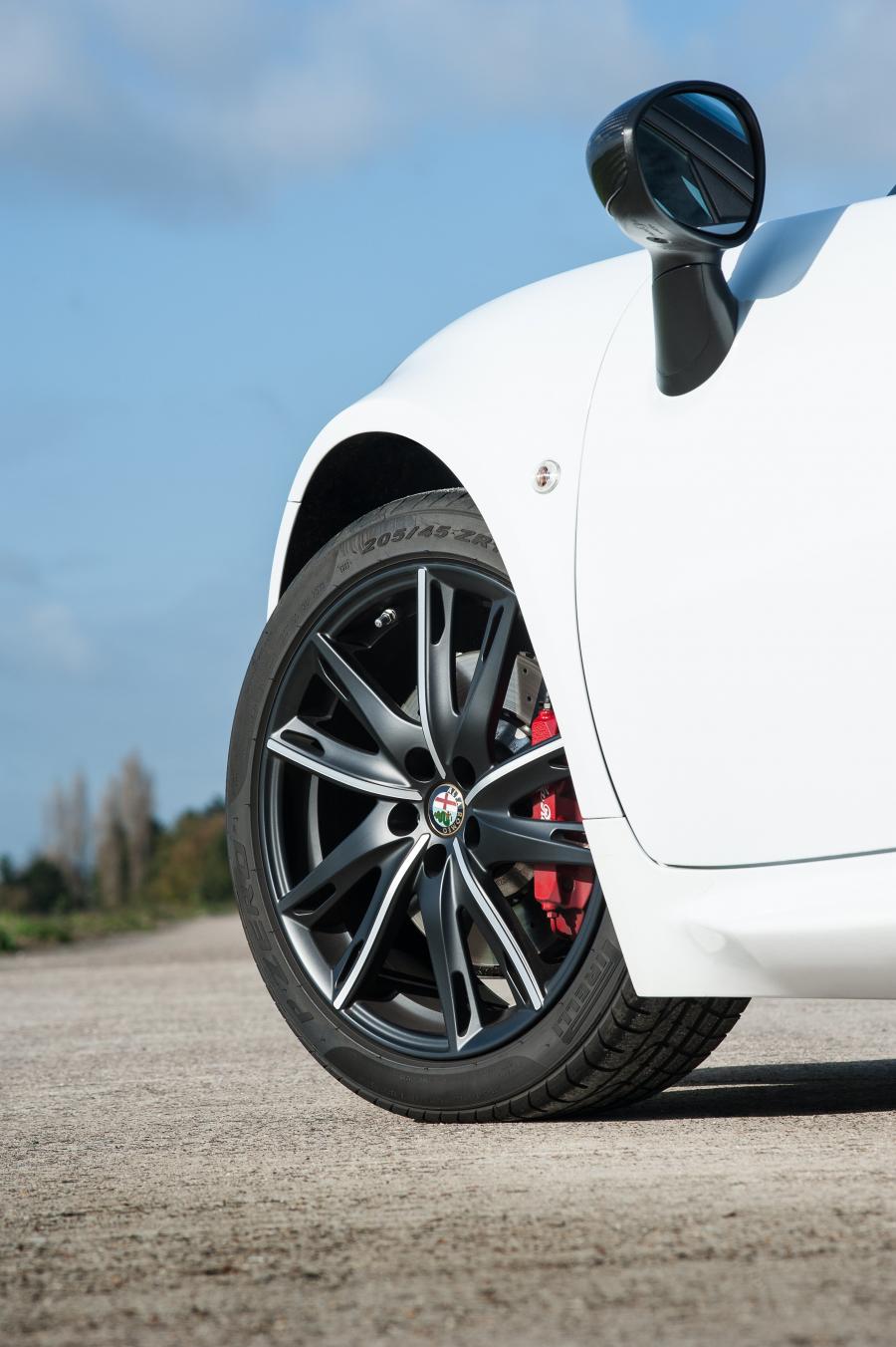 Колеса Alfa Romeo 4C 2015 года  (UK) (фото 34 из 45)